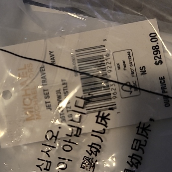 Brand new Michael Kors wristlet 🍒 🍋 🍒 - Picture 3 of 4